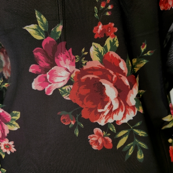 ROSES ☆ FLORAL PRINT ☆  BLACK MESH TEE ☆ 2x ☆ NWOT - Picture 6 of 9